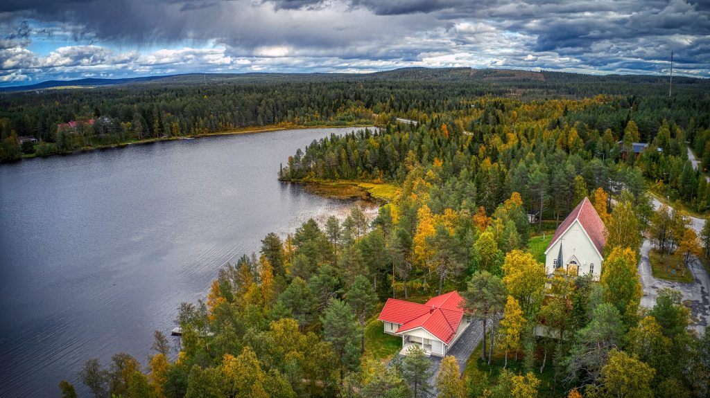 Posion kirkko järven rannalla alkavassa syysruskassa.